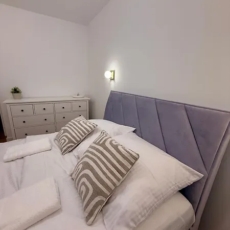 Forest Viii Aleje Jerozolimskie Apartment *